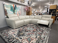 Foggy Sectional In Cream 9005
